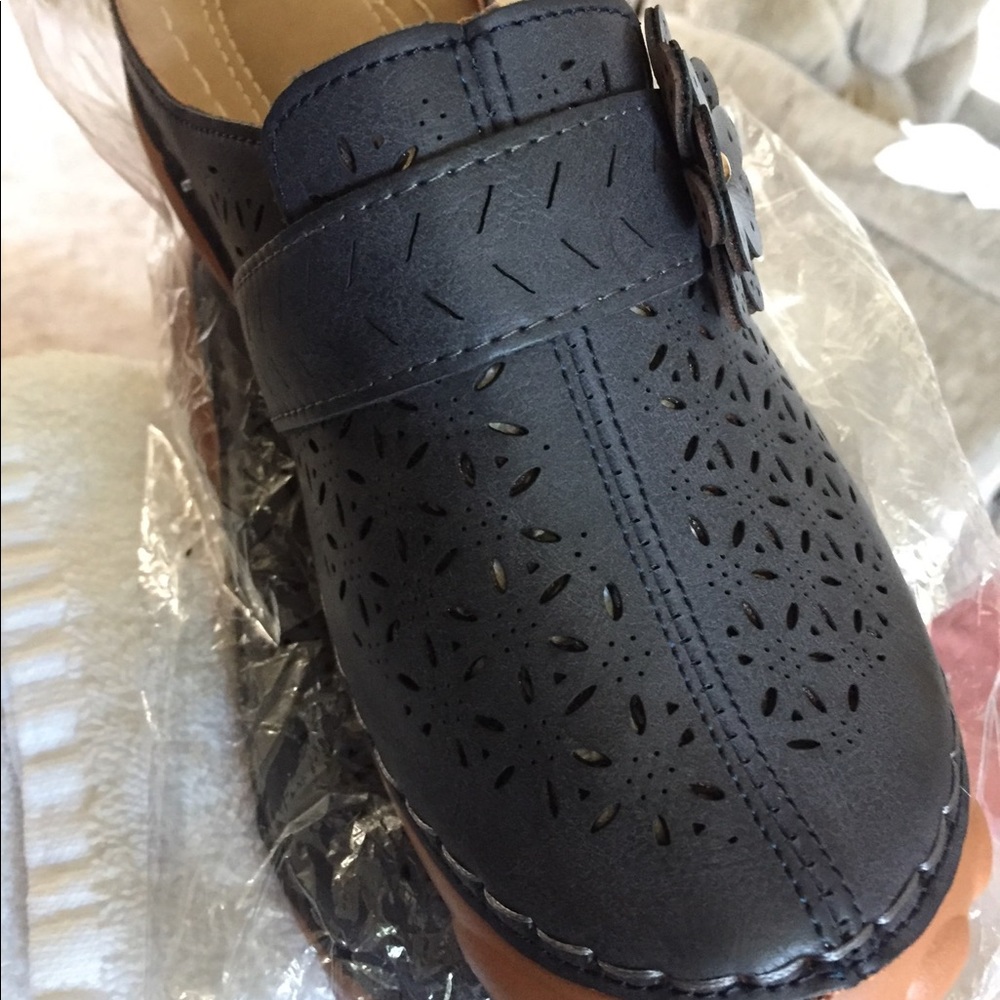 Womens 6.5 black keen clogs new with tags